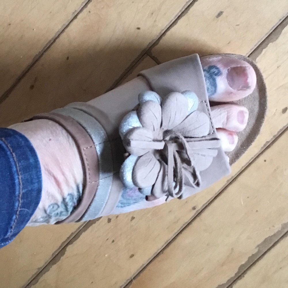 Almost New Josef Seibel Tan Beige Flower Sandals